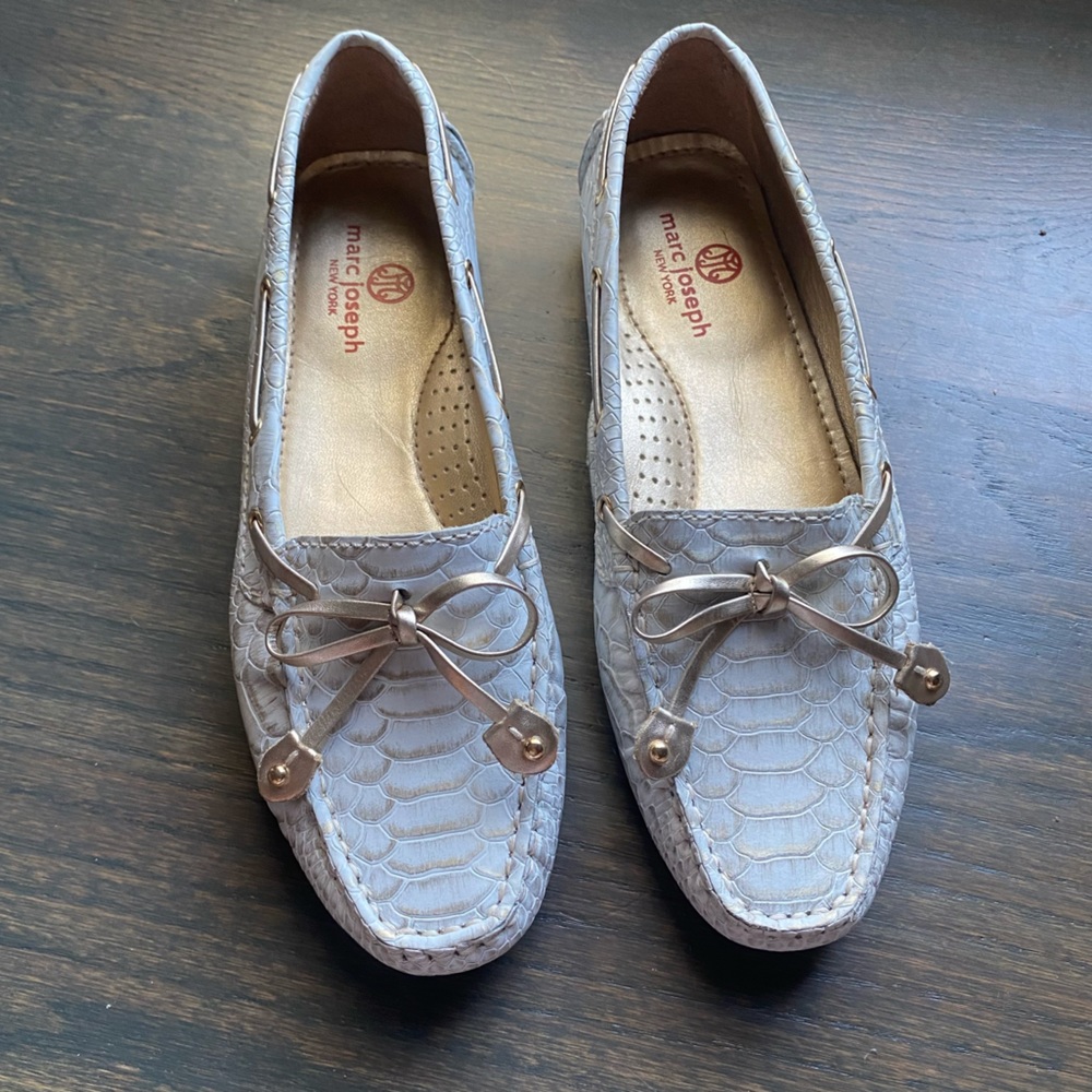 Marc Joseph white flat slip on loafer with gold bow sz 7.5